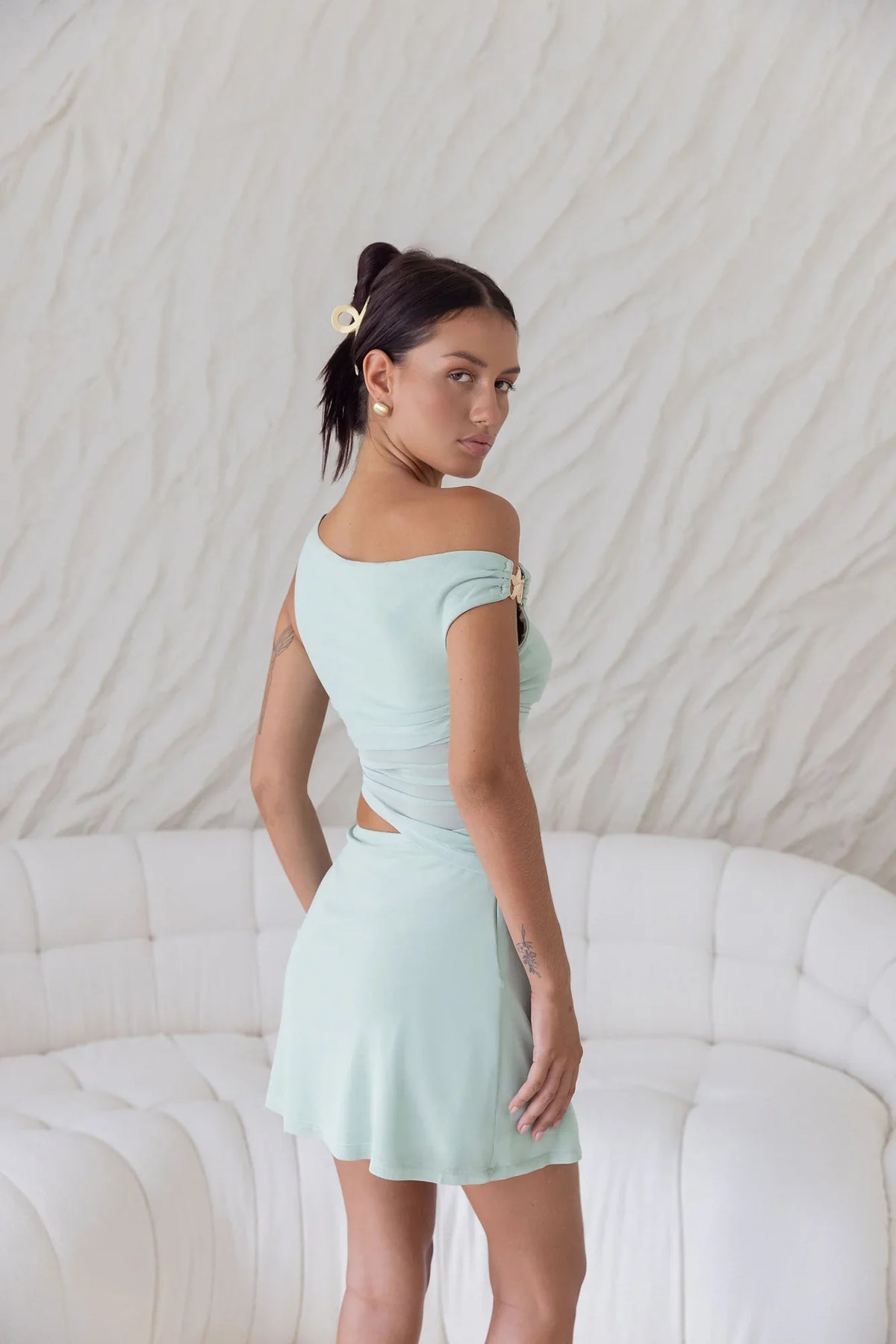 Forever Present Off-Shoulder Mini-Mesh-Kleid Salbeigrün